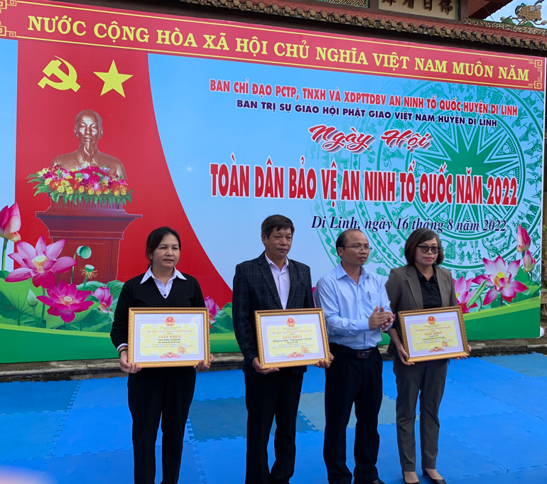 Ông Trần Đức Công – Chủ tịch UBND huyện trao giấy khen cho các tập thể làm tốt phong trào toàn dân bảo vệ an ninh Tổ quốc