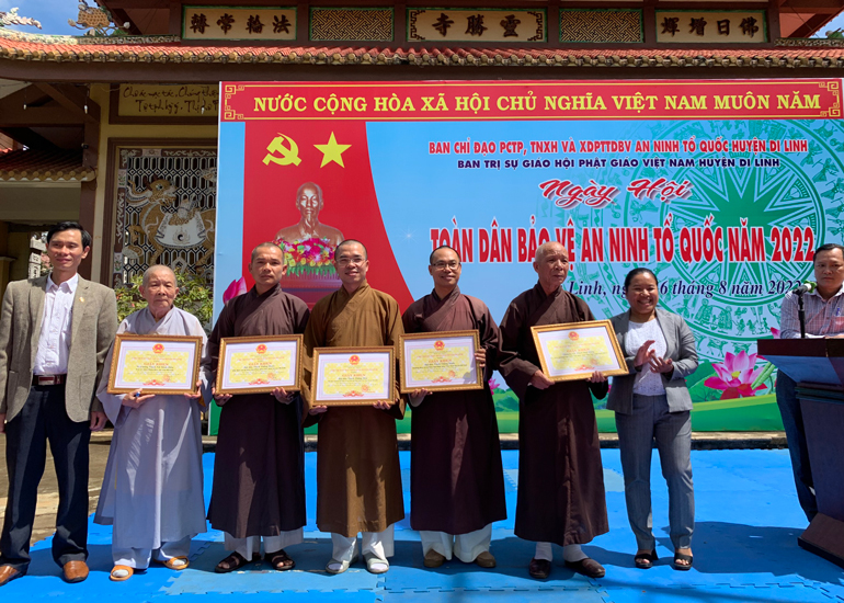 Đại diện lãnh đạo huyện Di Linh trao giấy khen cho các cá nhân