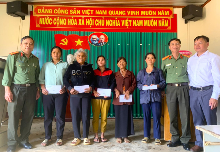 Trao tặng quà cho các gia đình có hoàn cảnh khó khăn