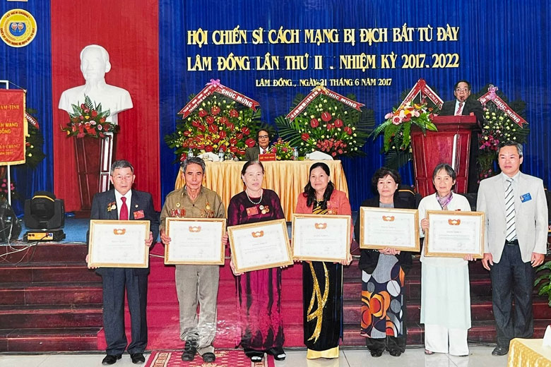 Tự hào truyền lửa cách mạng cho thế hệ mai sau