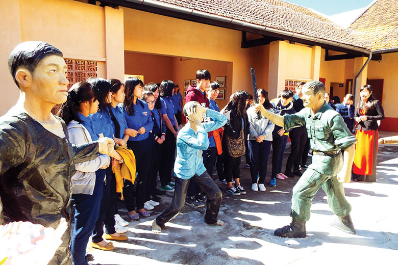 Du khách đến Nhà lao Thiếu nhi Đà Lạt tìm hiểu lịch sử đấu tranh cách mạng. Ảnh: Q.U