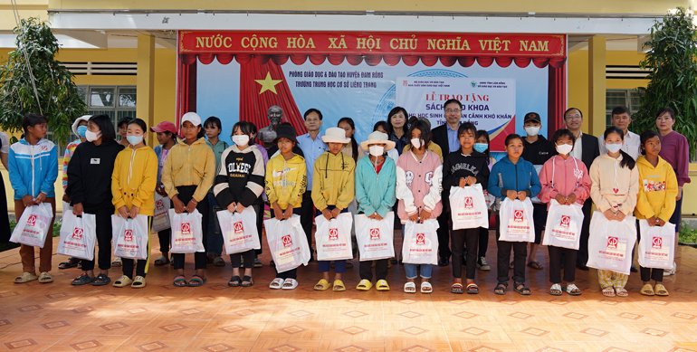 Trao tặng sách giáo  khoa và vở cho học sinh khó khăn