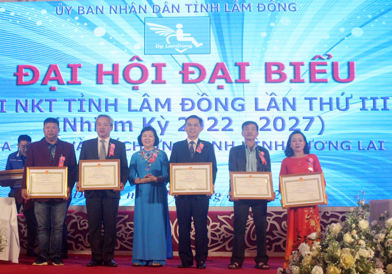 Trao bằng khen của Liên hiệp hội về Người khuyết tật Việt Nam cho các tập thể, cá nhân.