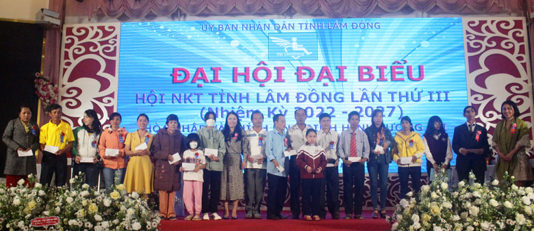 Trao học bổng cho con của hội viện Hội Người khuyết tật
