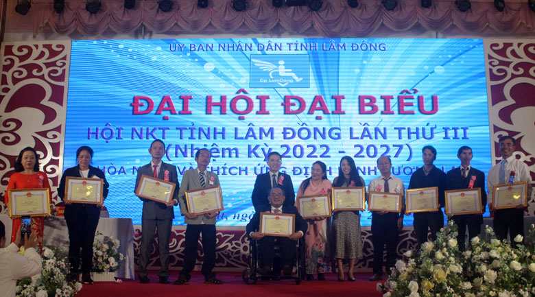 Đồng chí Đặng Trí Dũng - Phó Chủ tịch UBND tỉnh, trao bằng khen của UBND tỉnh cho các tập thể, cá nhân.