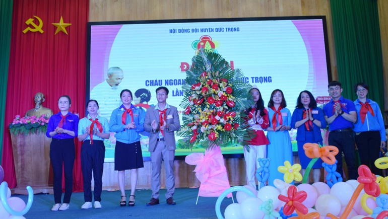 Huyện Đức Trọng tặng hoa chúc mừng Đại hội