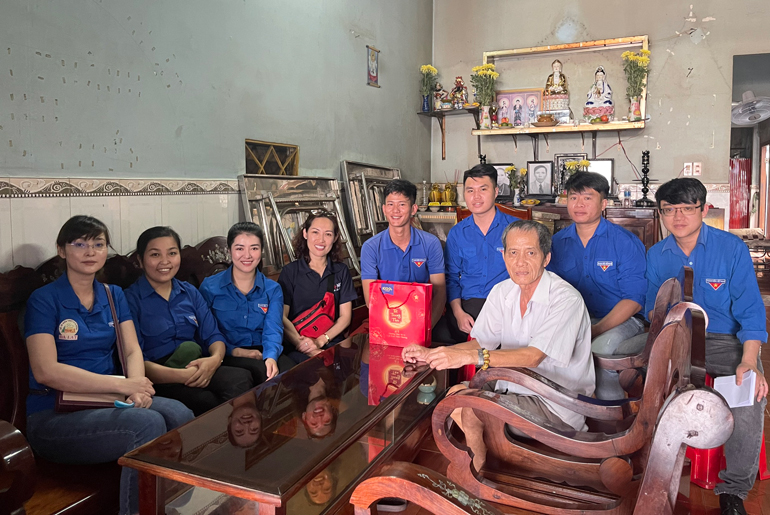 Thăm tặng quà hộ gia đình Cựu thanh niên xung phong có hoàn cảnh khó khăn