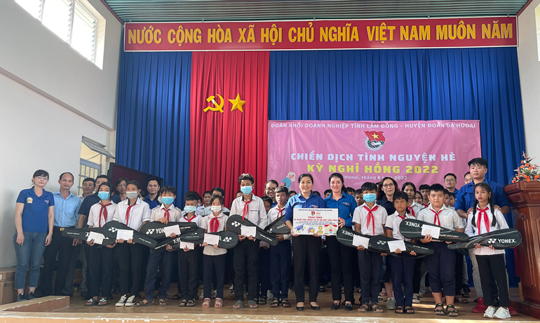 Trao tặng học bổng cho học sinh khó khăn
