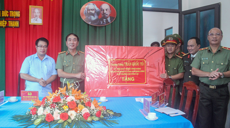 Thứ trưởng Bộ Công an tặng quà Công an xã Hiệp Thạnh