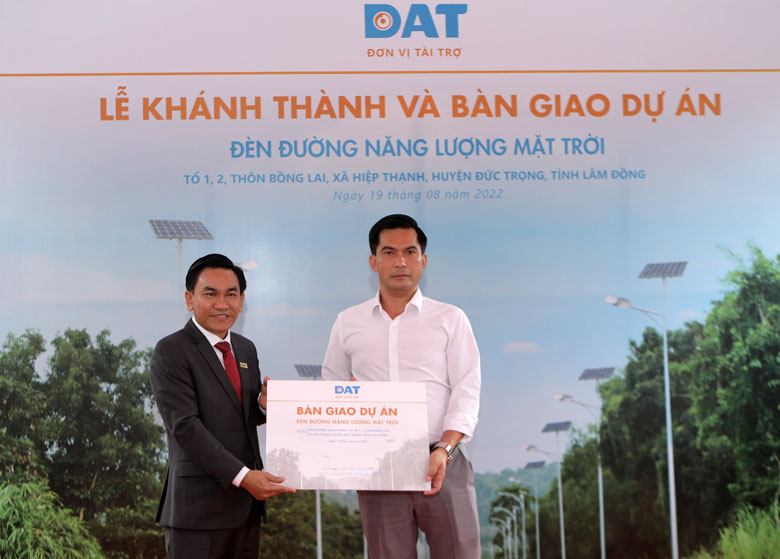 Đức Trọng: Khánh thành công trình đèn đường năng lượng mặt trời tại xã Hiệp Thạnh