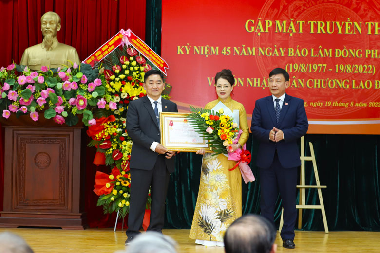 Nhà báo Hồ Thị Lan – Tổng Biên tập Báo Lâm Đồng và Nhà báo Phạm Sơn Dũng – Phó Tổng biên tập Báo Lâm Đồng đón nhận Huân chương Lao động hạng Nhì của Chủ tịch nước