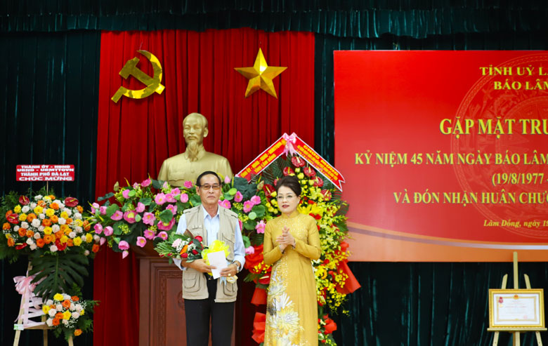 Nhà báo Hồ Thị Lan - Tổng Biên tập Báo Lâm Đồng trao giải cho tác giả lớn tuổi nhất tham gia cuộc thi viết Giải báo chí xây dựng Đảng do Báo Lâm Đồng tổ chức