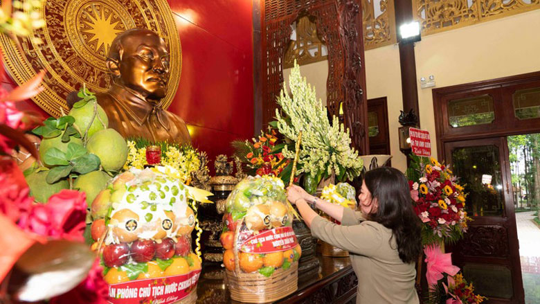 Phó Chủ tịch nước Võ Thị Ánh Xuân dâng hương tưởng nhớ Chủ tịch Tôn Đức Thắng