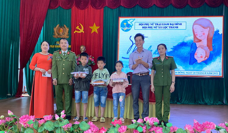 Lãnh đạo hai đơn vị chứng kiến lễ ký kết nhận đỡ đầu và tặng quà cho các em học sinh khó khăn tại xã Lộc Thành