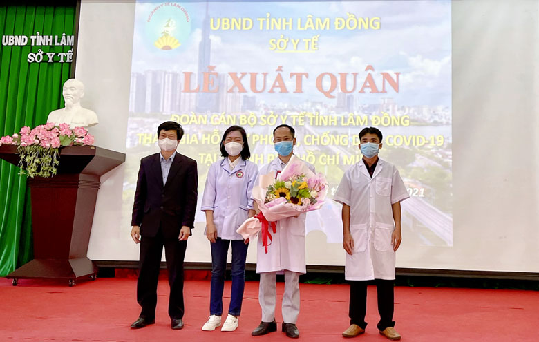 Giám đốc Sở Y tế Lâm Đồng Nguyễn Đức Thuận tặng hoa cho đại diện đoàn cán bộ y tế tỉnh gồm 50 người hỗ trợ phòng, chống dịch COVID-19 tại TP Hồ Chí Minh năm 2021