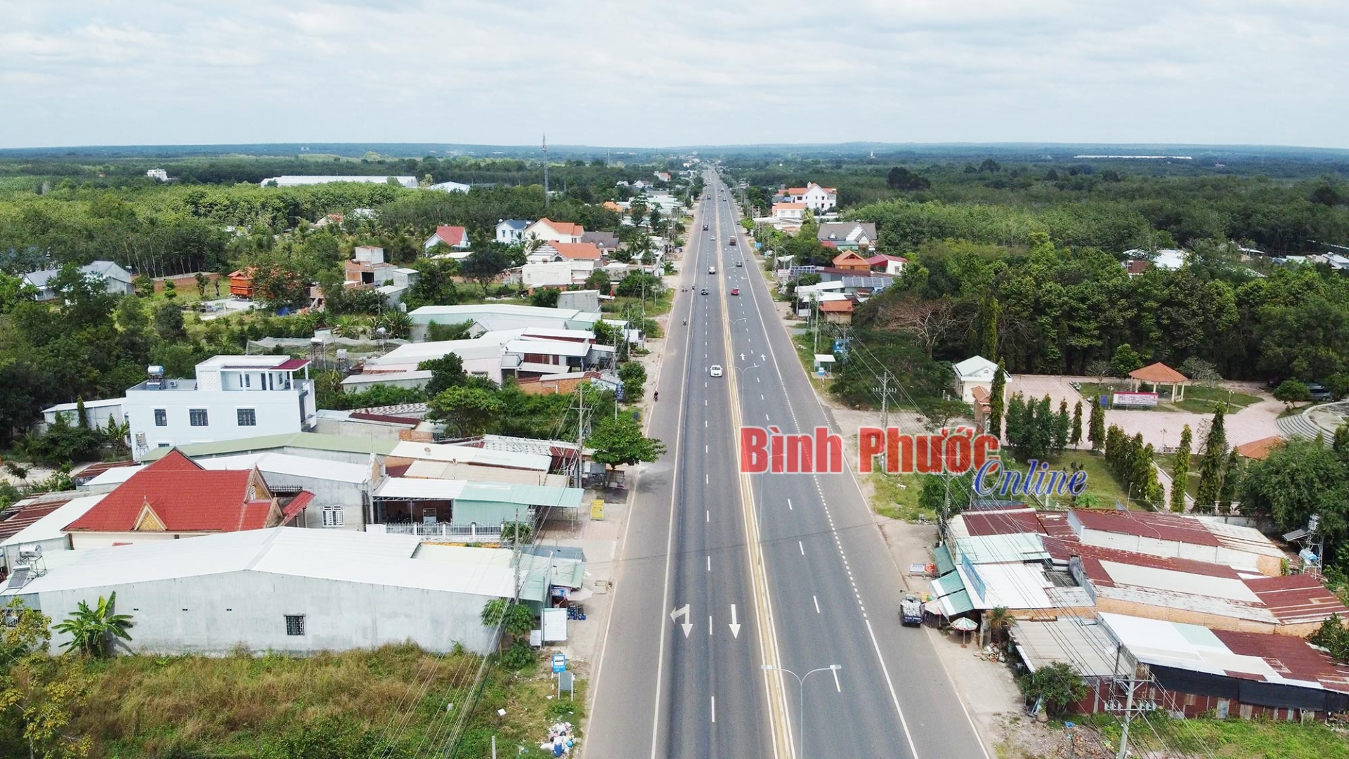 Tuyến đường chiến lược năm xưa, nay vẫn giữ vai trò chiến lược, kết nối giao thương giữa Bình Phước với vùng kinh tế trọng điểm phía Nam và Vương quốc Campuchia. Trong ảnh: Một đoạn tuyến quốc lộ 13 qua khu vực huyện Hớn Quản, tỉnh Bình Phước