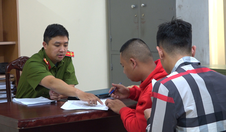 Công an làm việc với các đối tượng trong nhóm