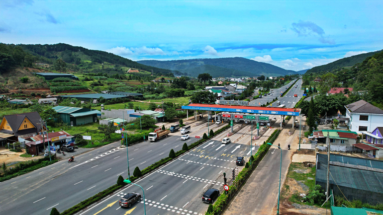 Lực lượng cảnh sát giao thông tập trung đảm bảo giao thông thông suốt tại khu vực đèo Bảo Lộc, đèo Prenn, tại trạm thu phí BOT Định An, các đầu mối giao thông quan trọng, các điểm du lịch, vui chơi giải trí trong dịp nghỉ Lễ 2/9