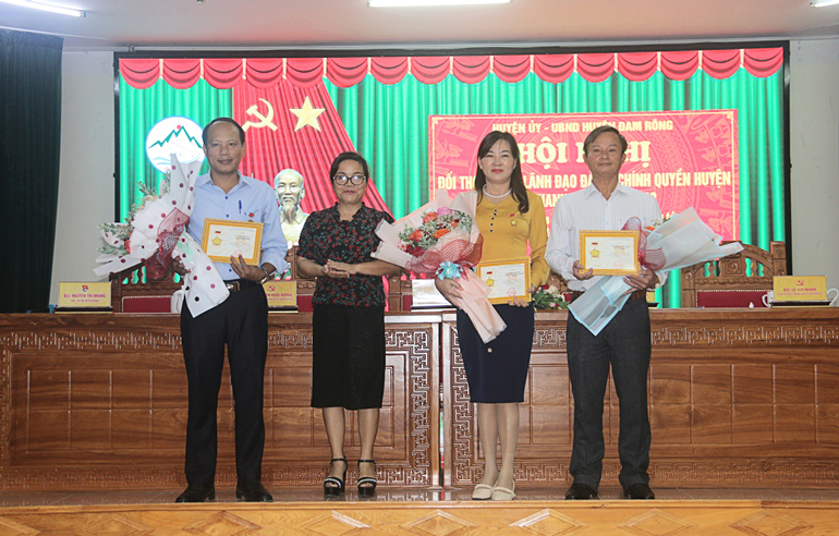 Trao tặng Kỷ niệm chương “Vì thế hệ trẻ” cho các đồng chí đã có đóng góp xuất sắc trong sự nghiệp giáo dục thế hệ trẻ