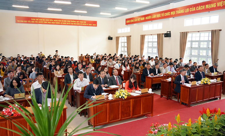 Các đại biểu lắng nghe các tham luận từ cơ sở