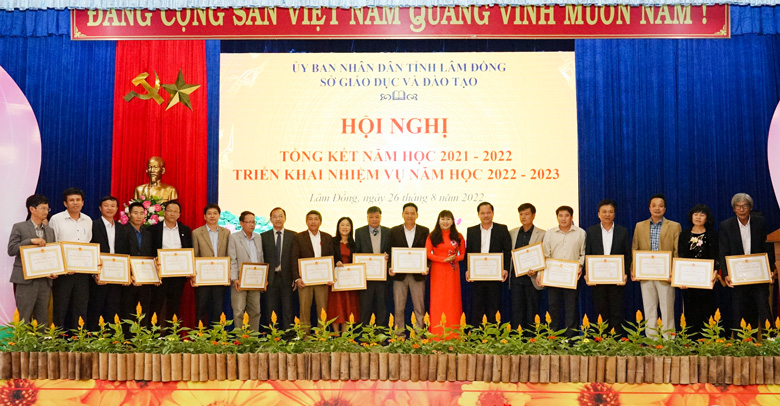 Lãnh đạo ngành giáo dục trao giấy khen cho các Tập thể Lao động tiên tiến