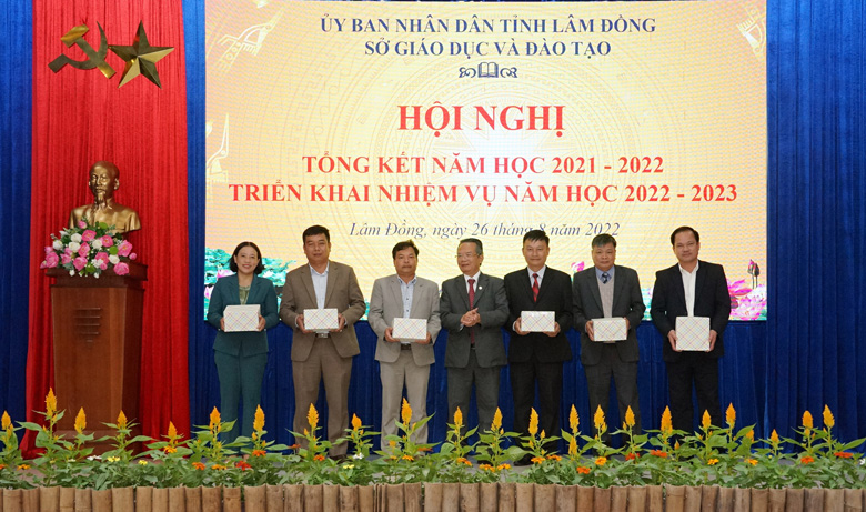 Chủ tịch Hội Khuyến học tỉnh trao tặng máy tính giúp đỡ học sinh các trường học