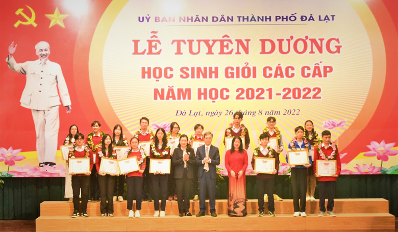 Khen thưởng học sinh giỏi cấp quốc gia