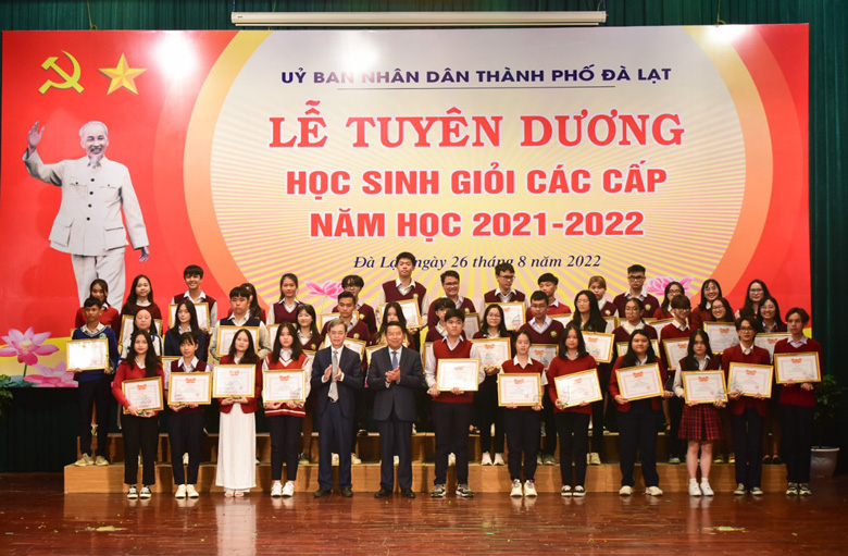 Khen thưởng các học sinh giỏi cấp tỉnh