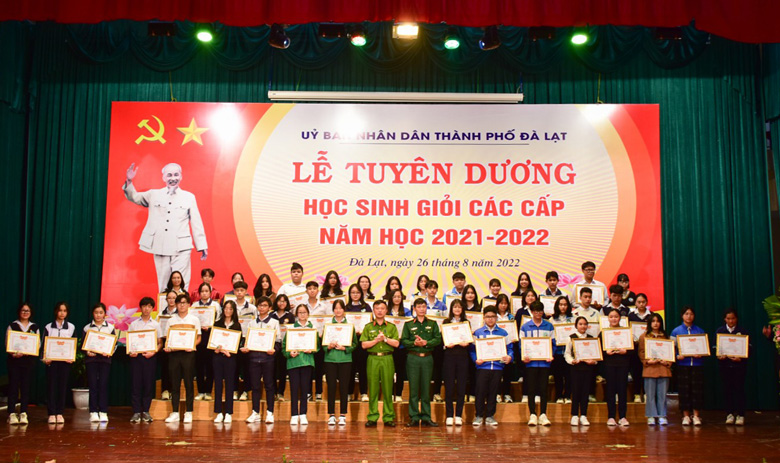 Khen thưởng các học sinh giỏi cấp thành phố