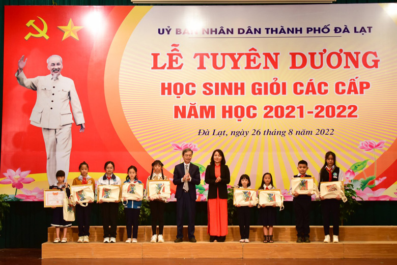 Khen thưởng những học sinh đạt giải Cuộc thi vẽ tranh thiếu nhi Quốc tế Chuncheon lần thứ 2
