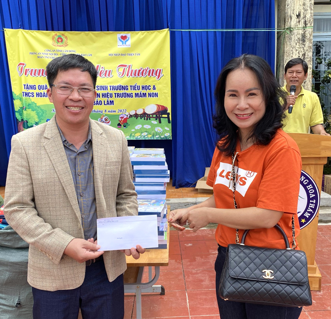 Nhà tài trợ trao gói học bổng cho quỹ khuyến học của Trường Tiểu học và THCS Hoàng Hoa Thám