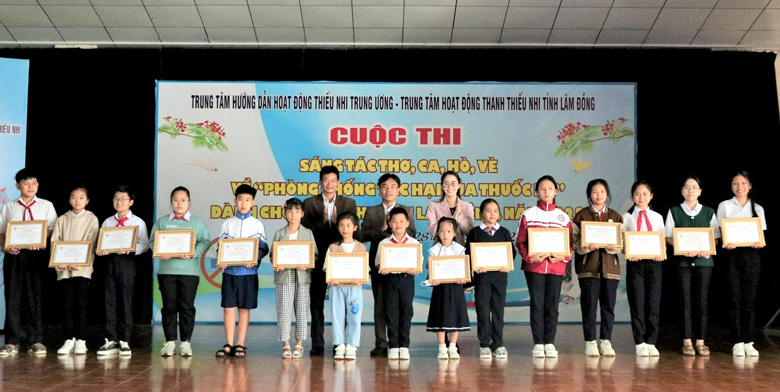 Trao giải Cuộc thi sáng tác thơ, ca, hò, vè chủ đề ''Phòng chống tác hại của thuốc lá''