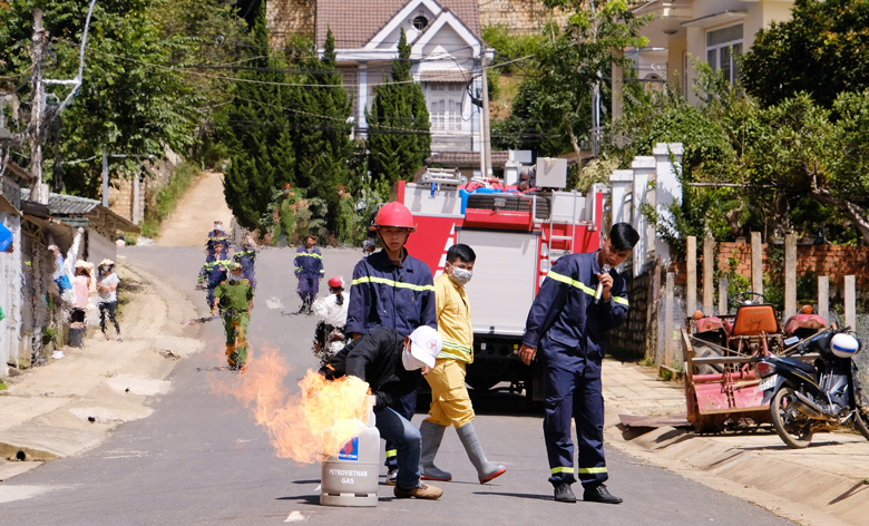 Lực lượng tham gia huấn luyện được thực hành kỹ năng xử lý sự cố rỏ rỉ khí gas