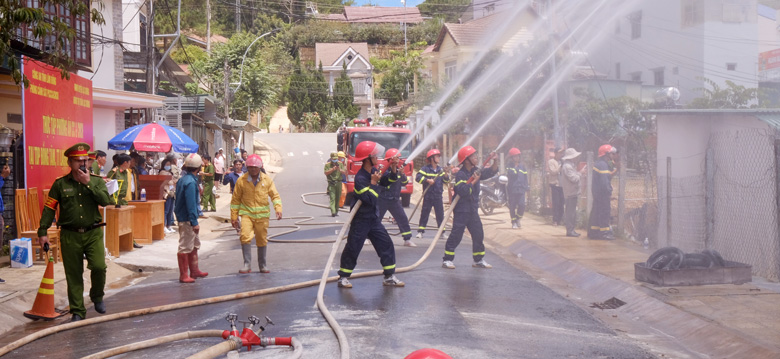 Phòng Cảnh sát PCCC&CNCH, Công an tỉnh Lâm Đồng triển khai lực lượng và phương tiện chữa cháy chuyên dùng ngăn chặn cháy lan và dập tắt đám cháy