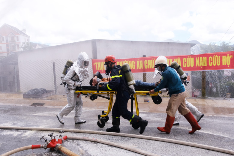 Phòng Cảnh sát PCCC&CNCH phối hợp với lực lượng dân phòng sơ cứu người bị nạn