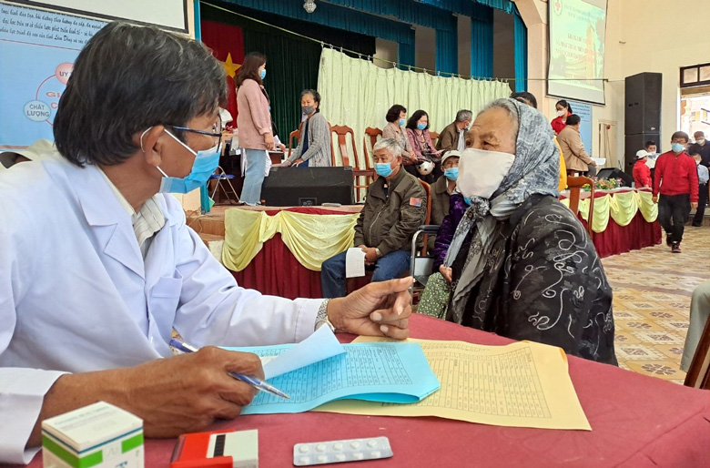 Đà Lạt: Khám, cấp thuốc, tặng quà cho hơn 300 bệnh nhân