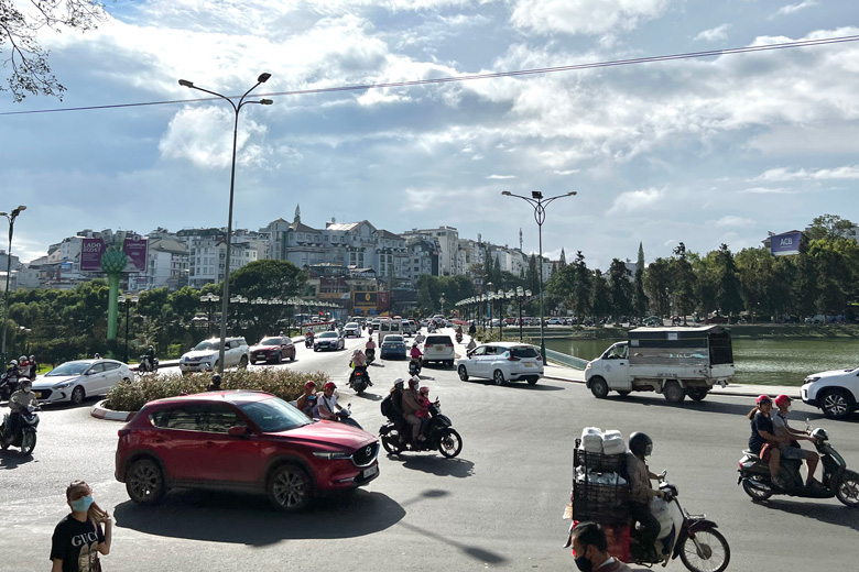 Cấm ô tô 16 chỗ trở lên dừng đỗ phía đường giáp hồ Xuân Hương