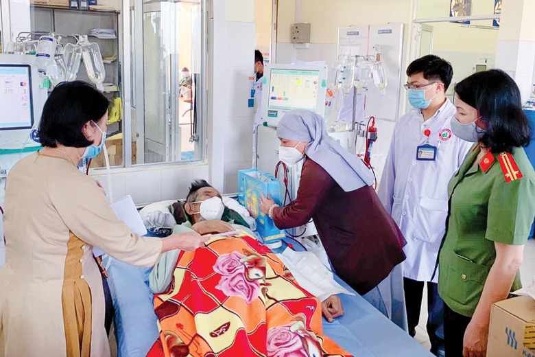 Ban Từ thiện Giáo hội Phật giáo tỉnh ân cần thăm hỏi động viên, hỗ trợ bệnh nhân