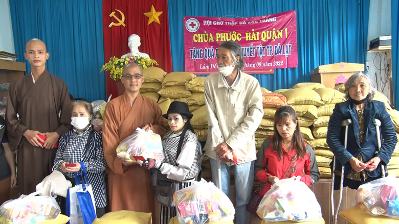 Đà Lạt: Tặng quà cho hội viên người khuyết tật