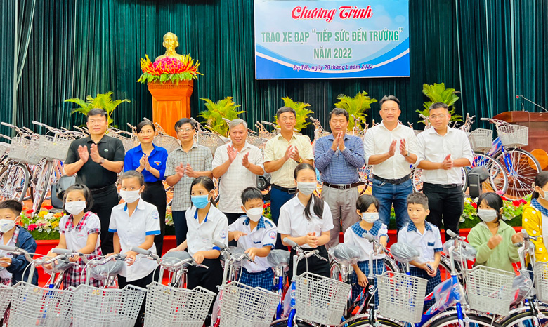 Trao 103 chiếc xe đạp cho học sinh có hoàn cảnh khó khăn tại Đạ Tẻh