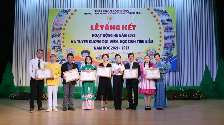 Tặng bằng khen của Tỉnh Đoàn Lâm Đồng cho 2 đội chuyên và 4 giáo viên đã có thành tích xuất sắc trong tham gia Liên hoan Tiếng kèn Đội ta và Festival Nhà thiếu nhi toàn quốc năm 2022