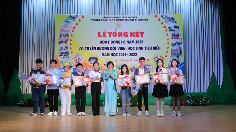 Tặng bằng khen của Tỉnh Đoàn Lâm Đồng cho các học sinh đã có thành tích xuất sắc trong tham gia Liên hoan Tiếng kèn Đội ta và Festival Nhà thiếu nhi toàn quốc năm 2022