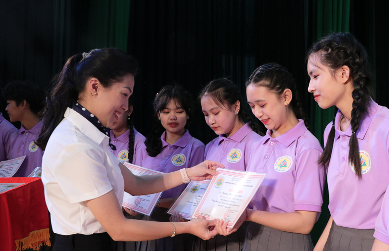 Trung tâm Hoạt động Thanh thiếu nhi tỉnh Lâm Đồng tặng giấy khen cho học sinh tham gia Festival Nhà thiếu nhi toàn quốc năm 2022