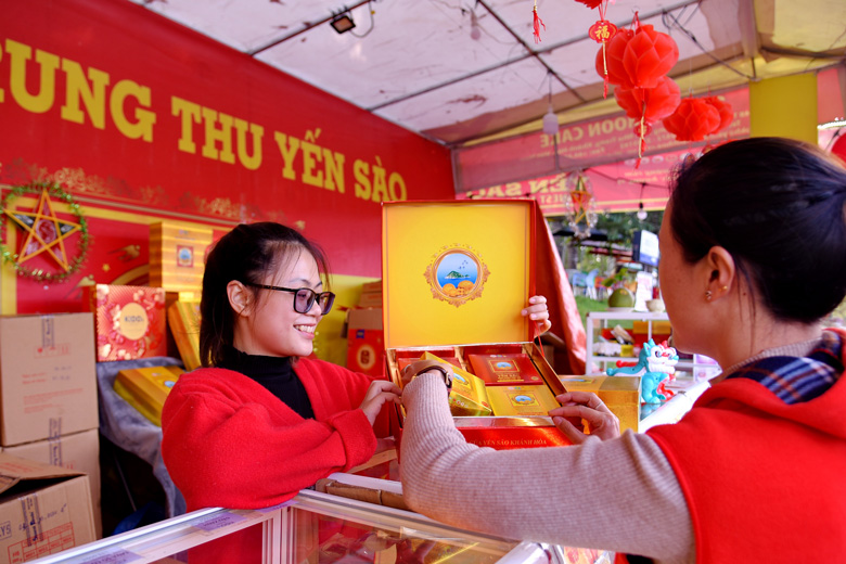 Khách hàng tìm hiểu và mua bánh trung thu Yến sào