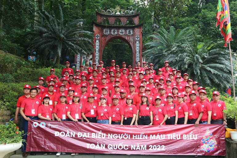 Anh Phan Tuấn Anh (hàng dưới, ngoài cùng bên trái) cùng đoàn đại biểu tham gia chương trình Gala “Về miền Đất Tổ” diễn ra tại tỉnh Phú Thọ