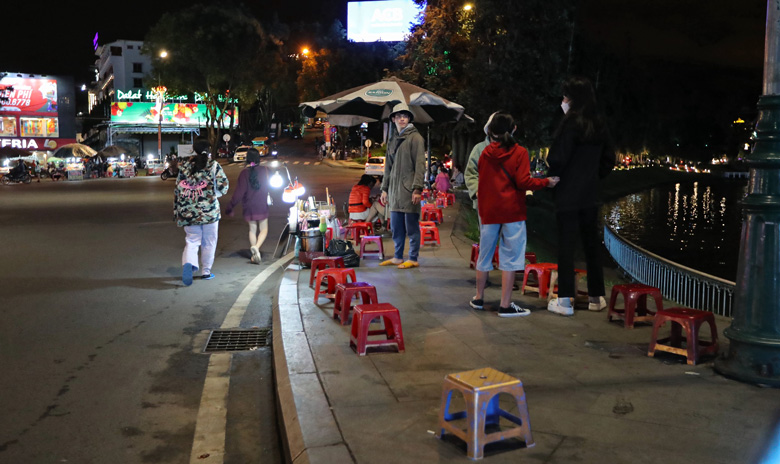 Buôn bán hàng rong quanh hồ Xuân Hương, Quảng trường Lâm Viên chưa thể xử lý triệt để