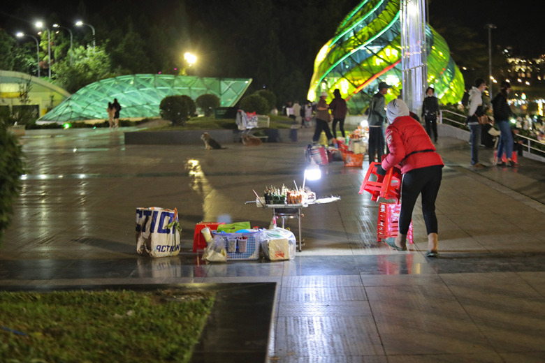 Tới khoảng 20h40 tới 21h30 ngày 28/8, lợi dụng lực lượng chức năng chưa thể kiểm soát, đẩy đuổi kịp thời, khu vực phía trên Quảng trường, hoạt động buôn bán hàng rong, đồ ăn uống lại tái xuất hiện