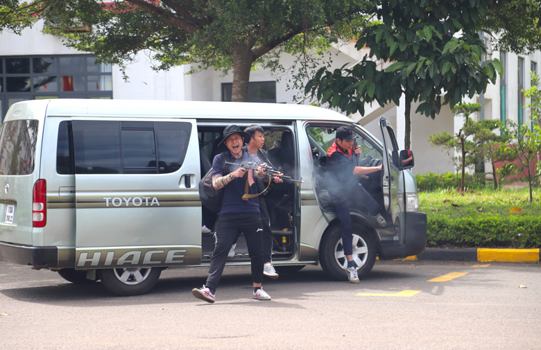 Các đối tượng khủng bố tấn công vào Nhà máy Alumin trong tình huống giả định của buổi diễn tập