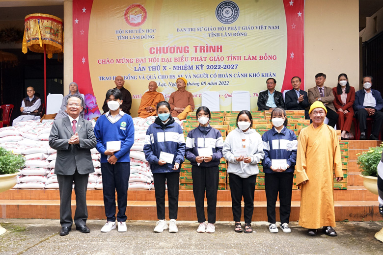Giáo hội Phật giáo Việt Nam tỉnh và Hội Khuyến học tỉnh trao học bổng, quà cho học sinh, sinh viên, người dân nghèo, người khuyết tật