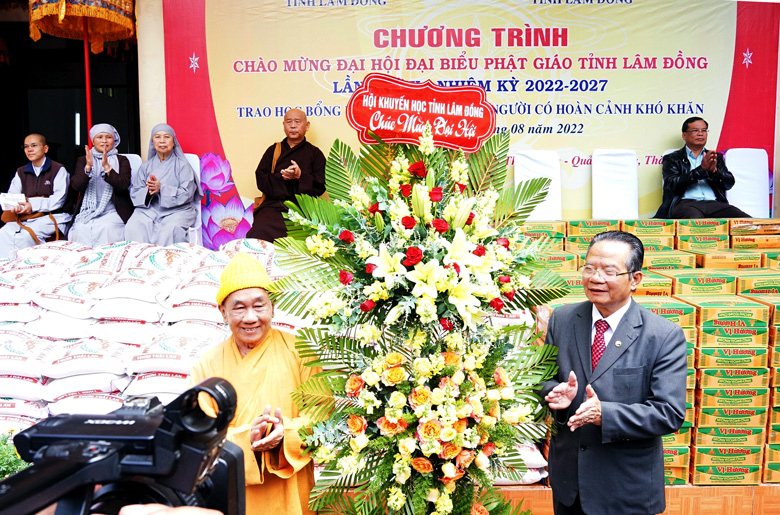 Trưởng Ban Trị sự, Hòa thượng Thích Thanh Tân nhận lẵng hoa chúc mừng Đại hội từ Chủ tịch Hội Khuyến học Nguyễn Xuân Ngọc 